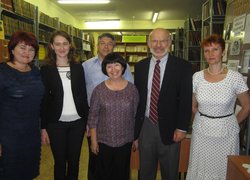 Фото на згадку у музейній кімнаті Наукової бібліотеки